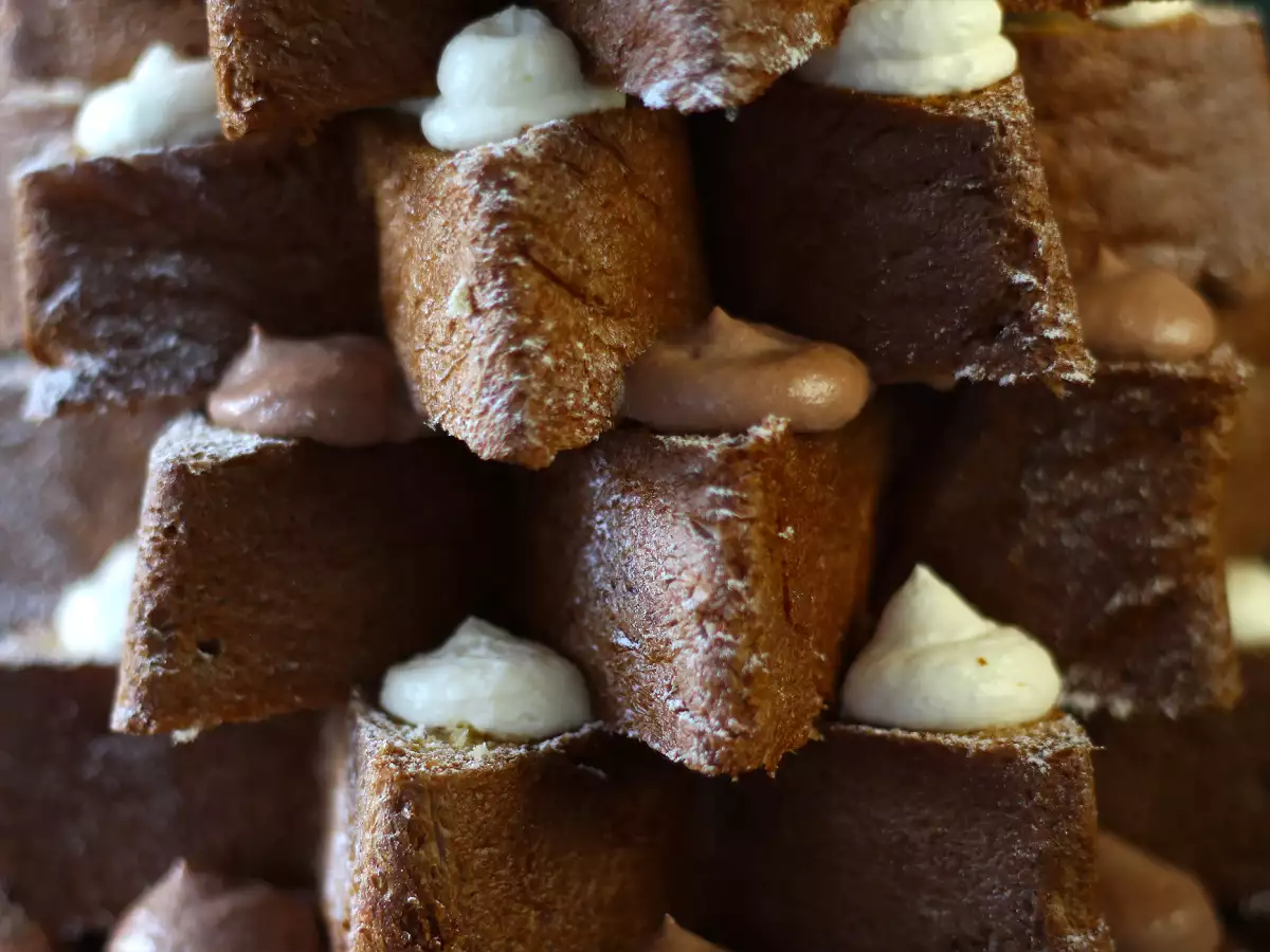 Бриош Pandoro с пълнеж от крем Nutella и ванилов крем във формата на коледна елха - снимка 2