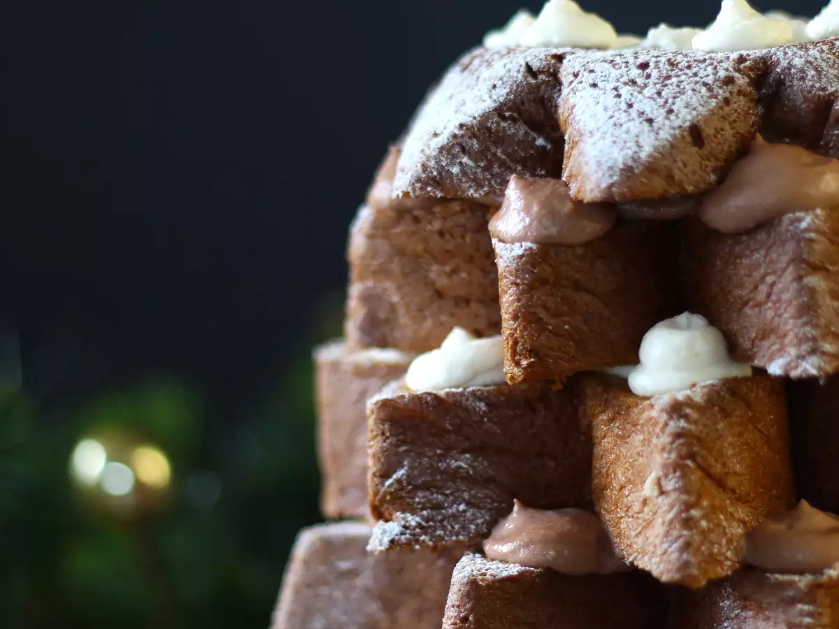 Бриош Pandoro с пълнеж от крем Nutella и ванилов крем във формата на коледна елха - снимка 4