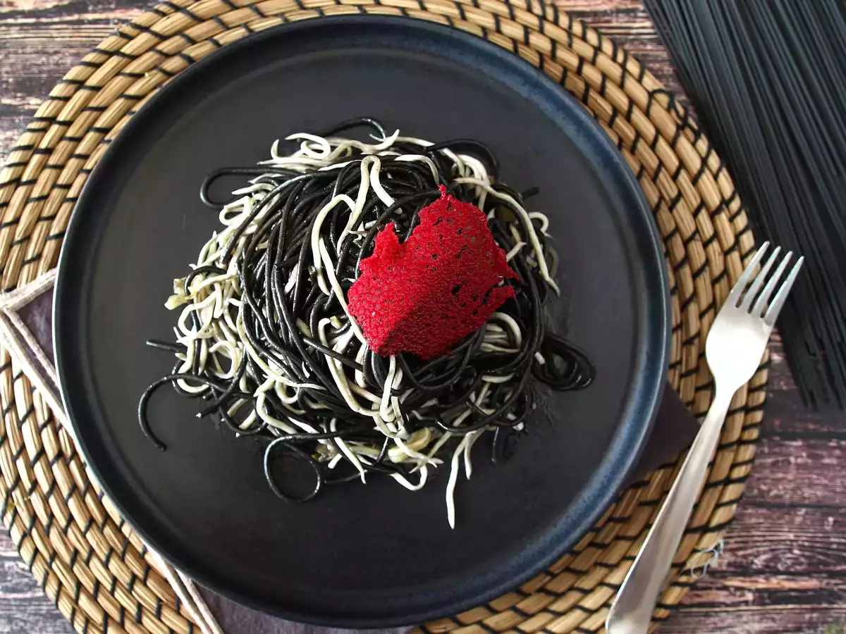 Черни спагети с чесън и гулаш. Pasta al nero di seppia - снимка 4