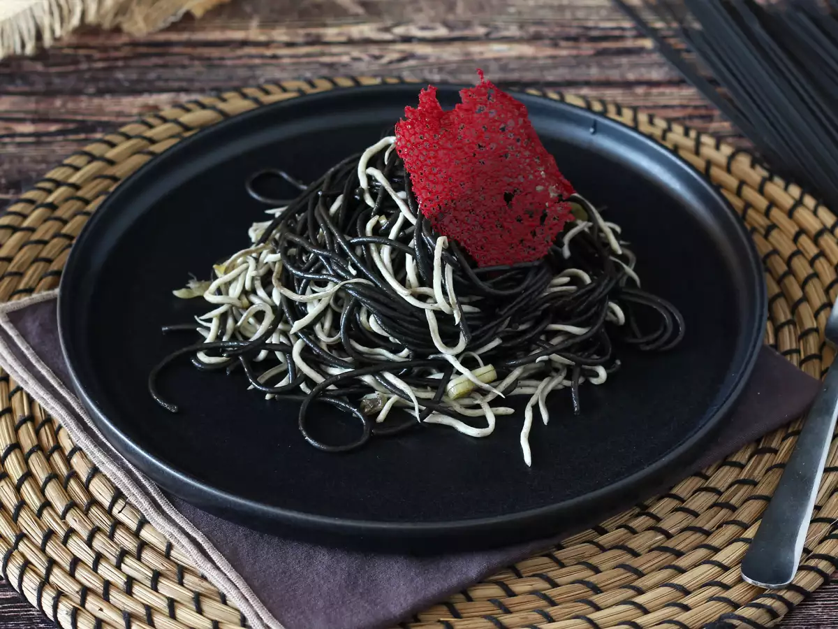 Черни спагети с чесън и гули (имитация на млади змиорки) – pasta al nero di seppia