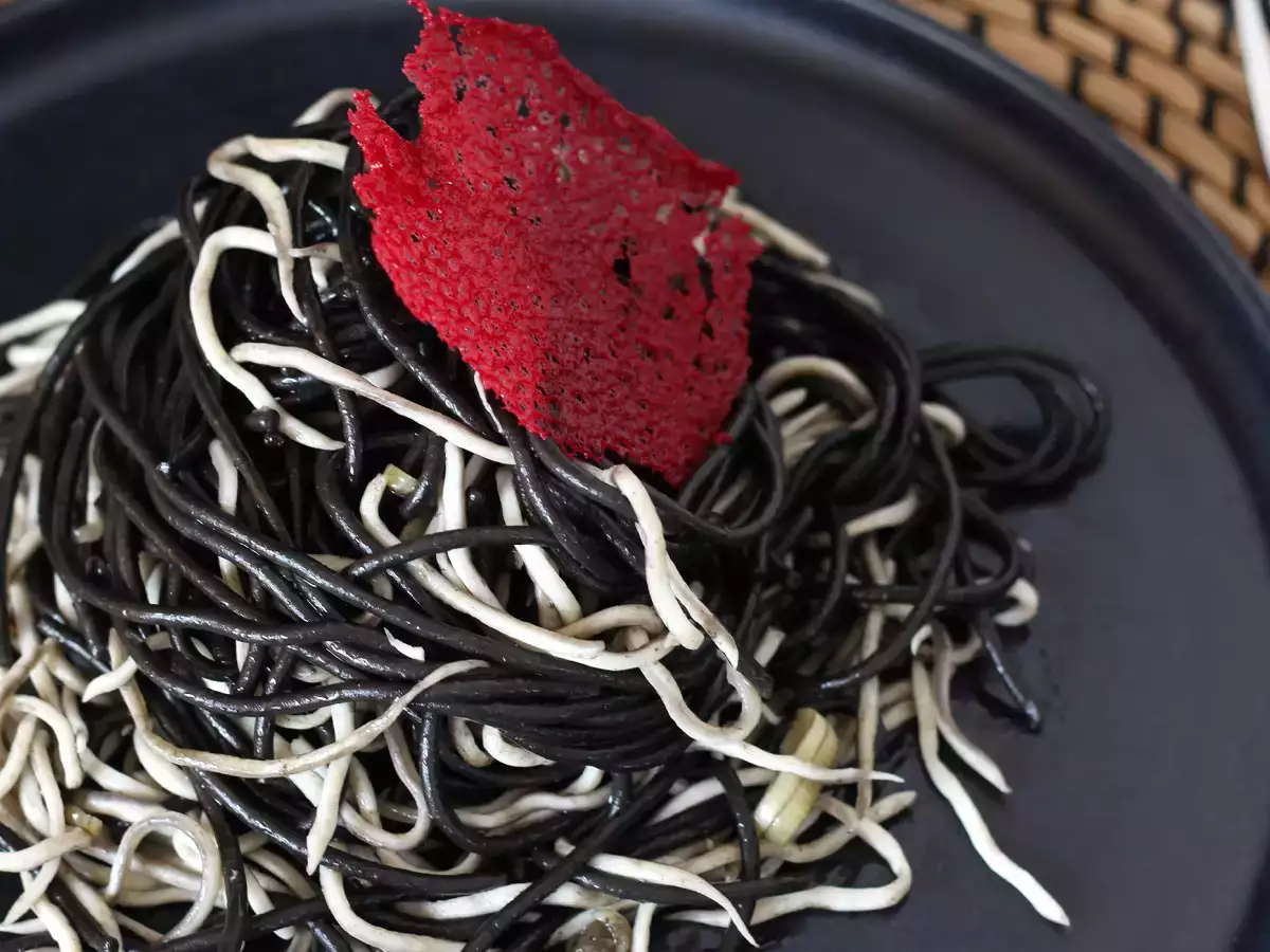 Черни спагети с чесън и гули (имитация на млади змиорки) – pasta al nero di seppia - снимка 2
