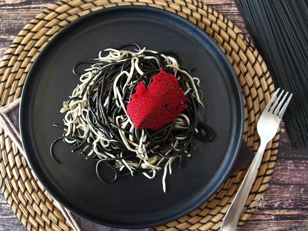 Черни спагети с чесън и гули (имитация на млади змиорки) – pasta al nero di seppia - снимка 4