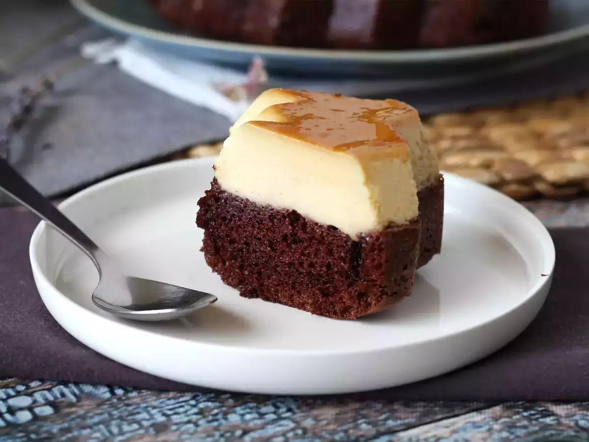 Choco flan, перфектната комбинация от влажна шоколадова торта и ванилов карамелен флан - снимка 8