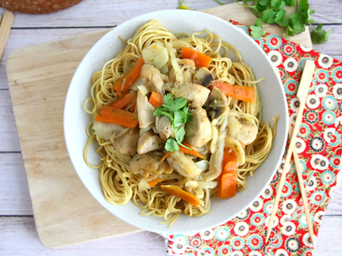 Chow mein (chao men), китайска юфка с пилешко месо и зеленчуци - снимка 3