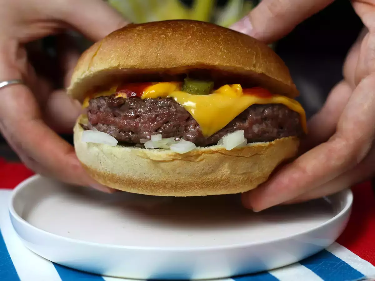 Чийзбургер, известният бургер, който всички обичат! - снимка 2