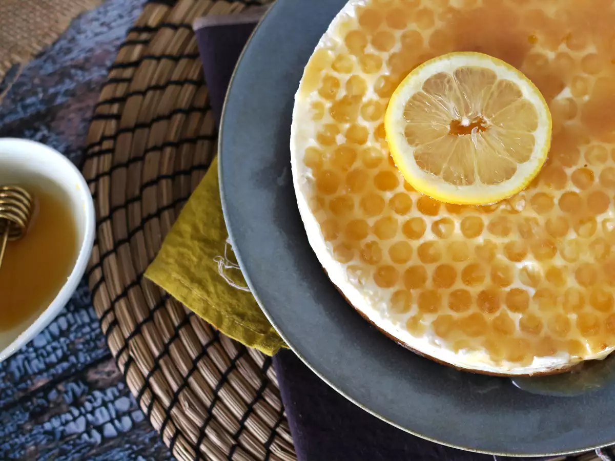 Чийзкейк с лимон и мед без печене (видео урок за декорация на торта)