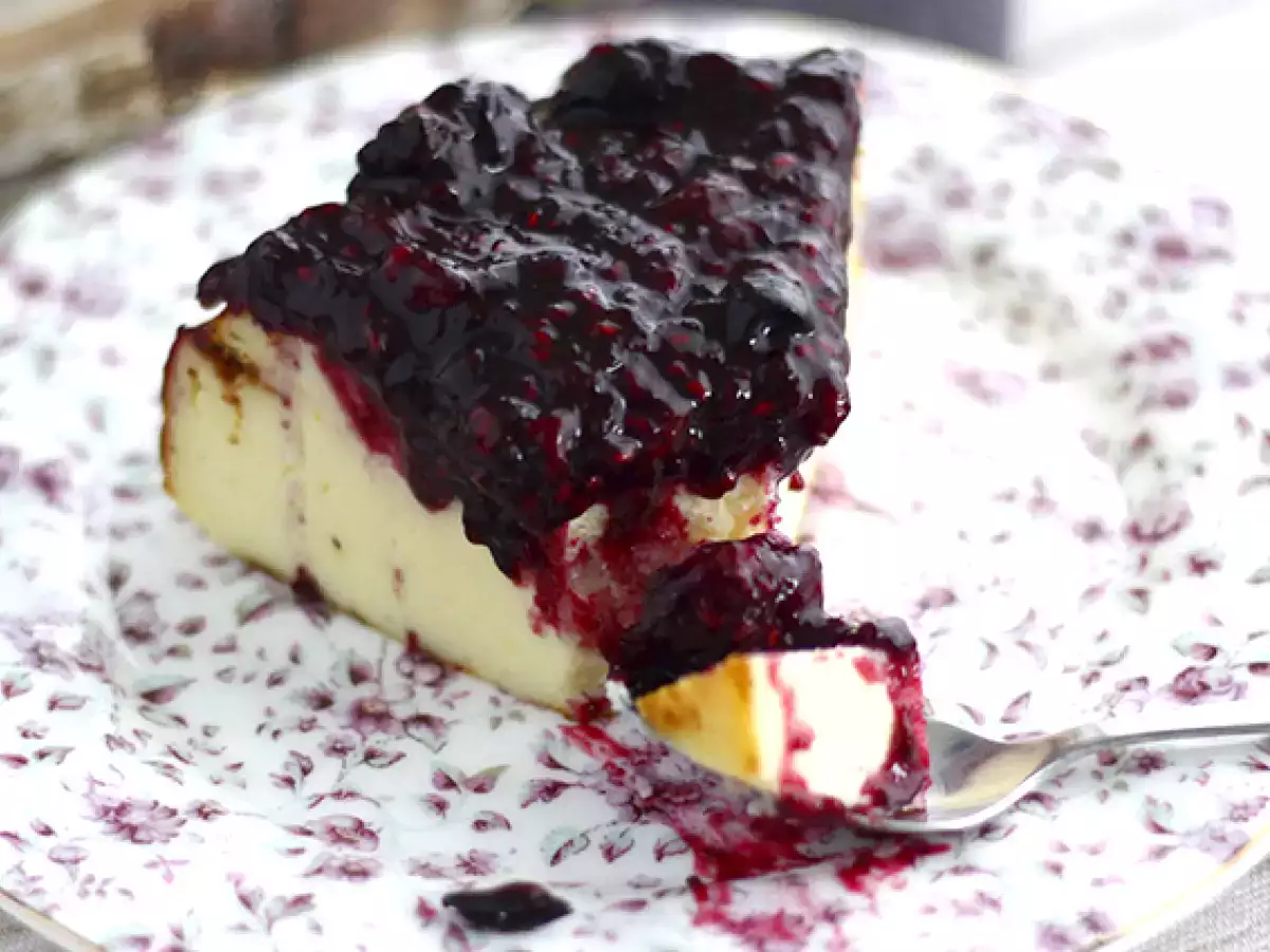 Чийзкейк с подсладено кондензирано мляко и компот от червени плодове - снимка 4