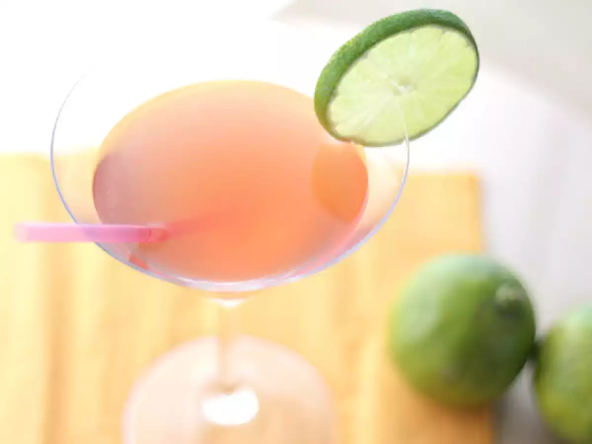 Cosmopolitan със сок от червена боровинка - снимка 2