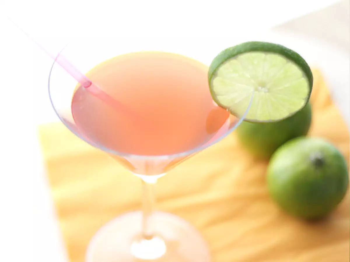 Cosmopolitan със сок от червена боровинка - снимка 3