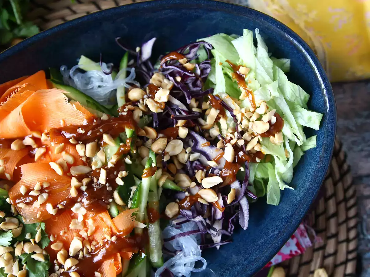 Цветна салата с оризови фидета и скариди и пикантен фъстъчен сос - снимка 2