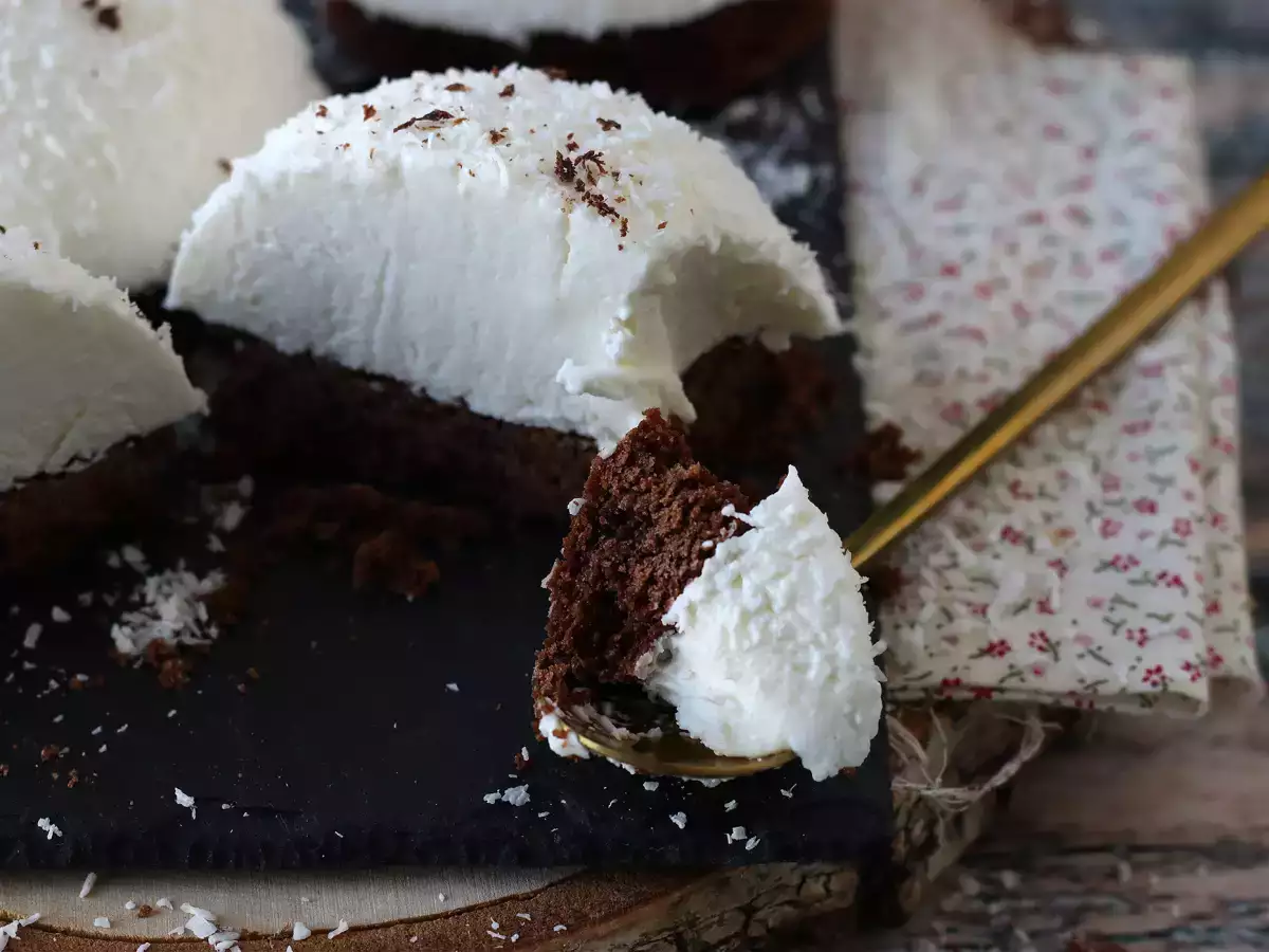 Десерт с шоколад и кокос, който е едновременно топящ се и хрупкав! - снимка 2