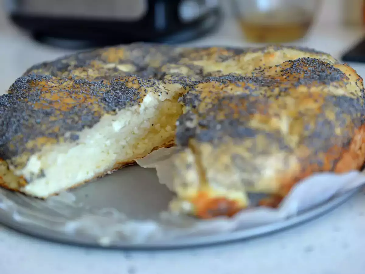Домашна баница с извара и кисело мляко в макова коричка