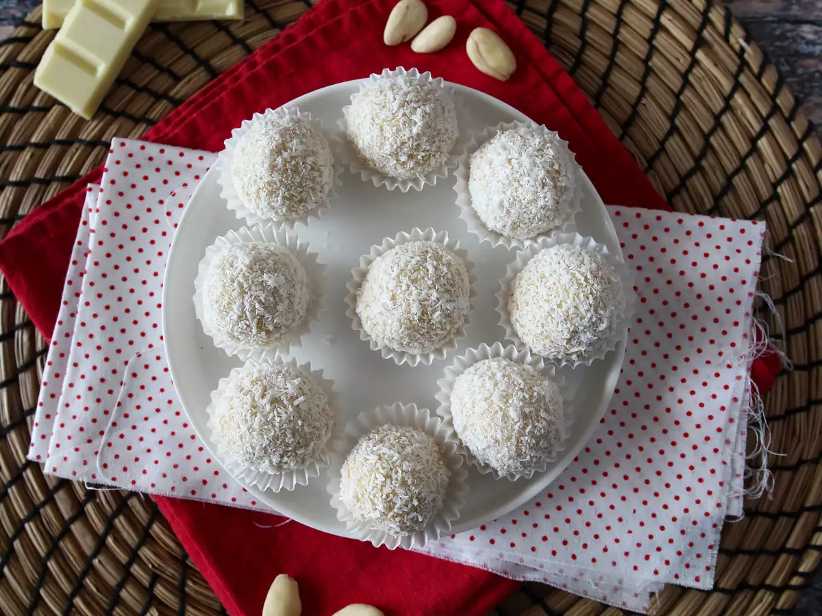 Домашни бонбони Рафаело с бял шоколад - снимка 4