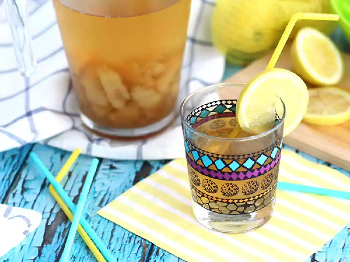 Домашно приготвен студен чай от праскови