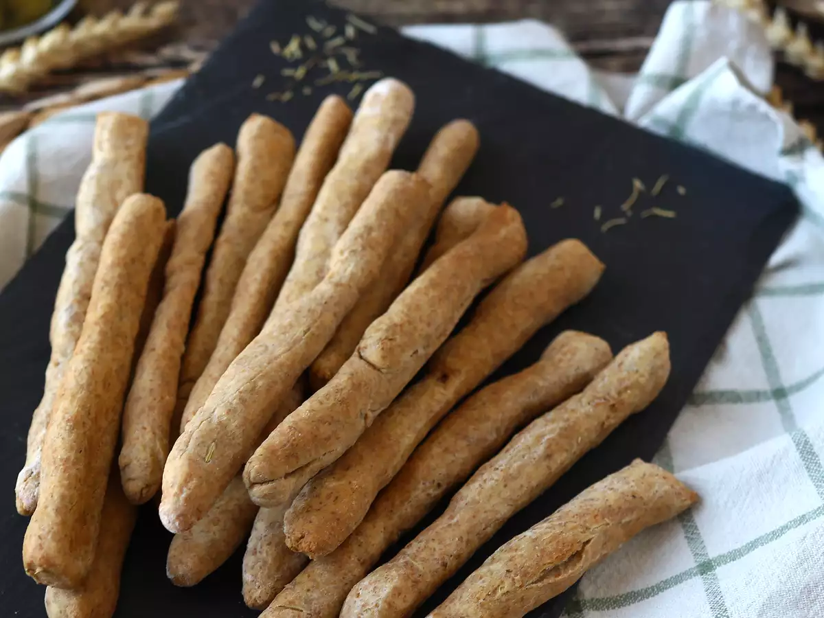 Домашно приготвени гресини с билки: лесни за приготвяне и супер хрупкави! - снимка 2