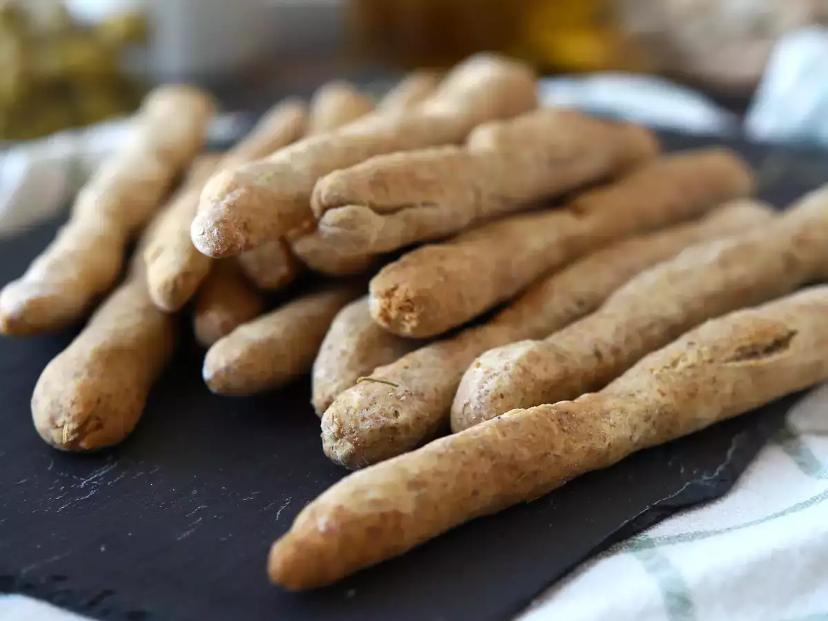 Домашно приготвени гресини с билки: лесни за приготвяне и супер хрупкави! - снимка 3