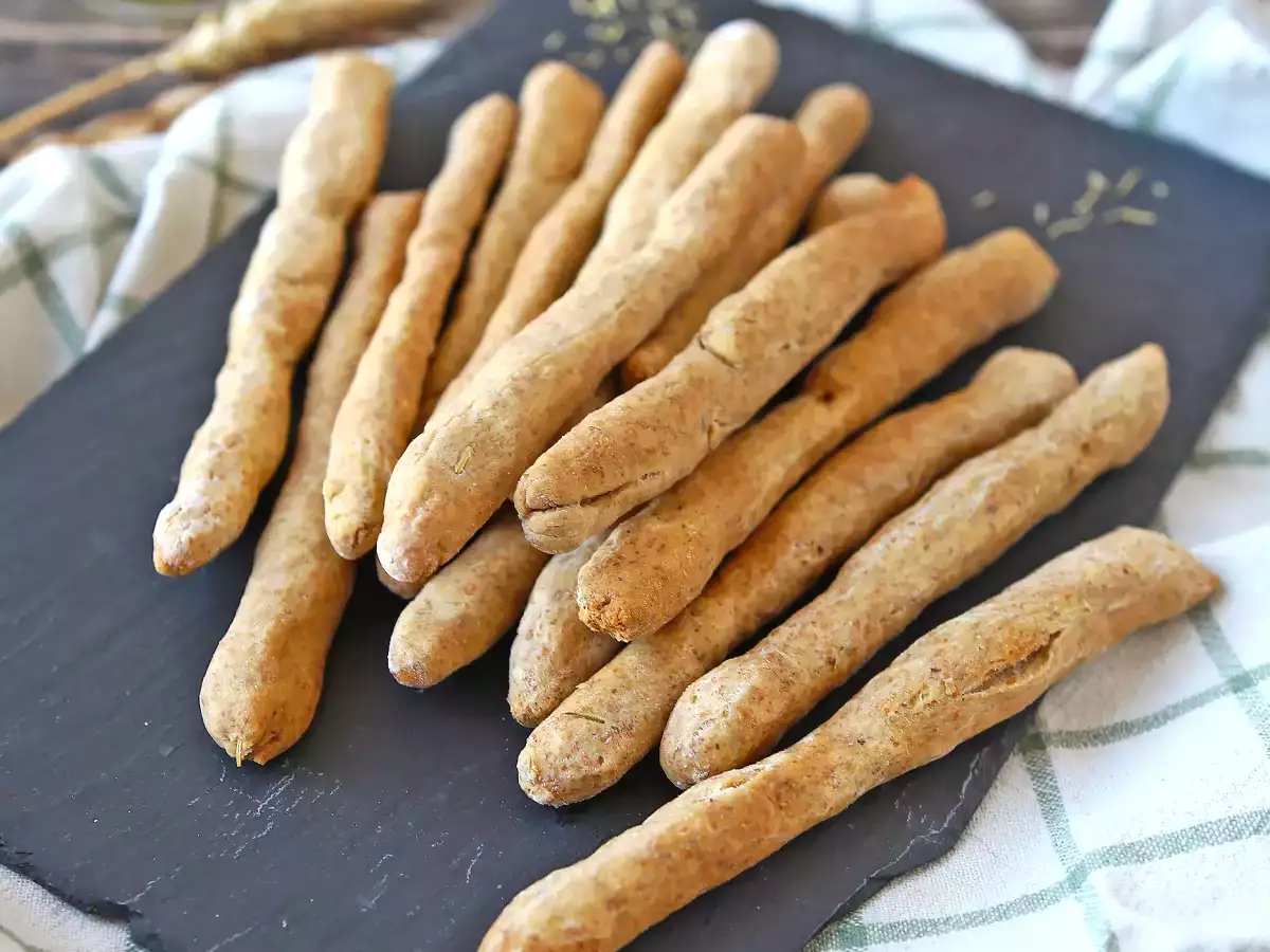 Домашно приготвени гресини с билки: лесни за приготвяне и супер хрупкави! - снимка 5