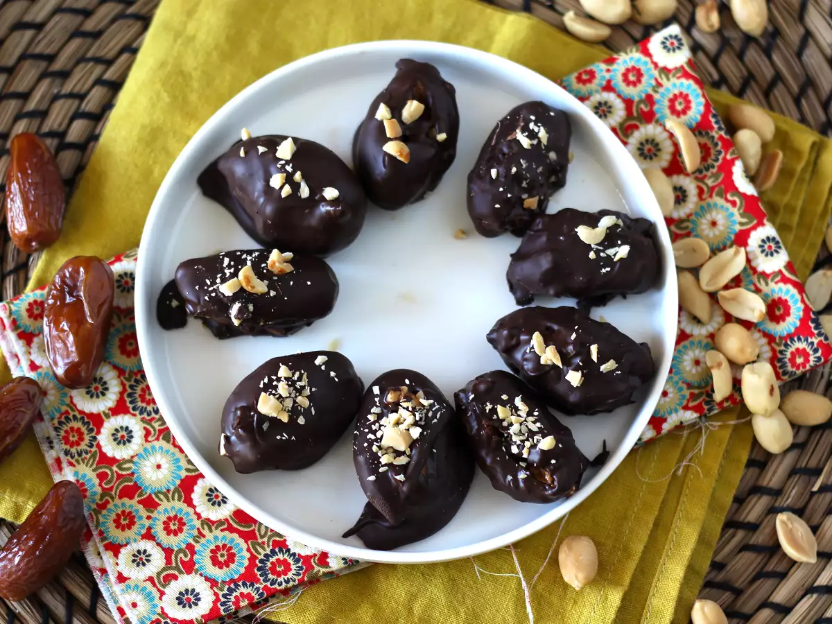 Домашно приготвени Сникърс: фурми, фъстъци и шоколад - здравословна закуска без добавена захар