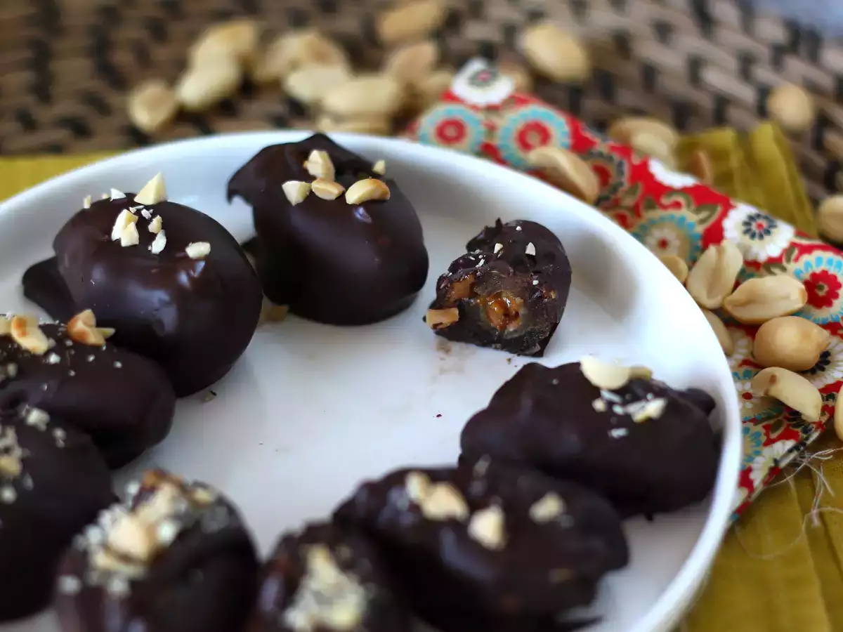 Домашно приготвени Сникърс: фурми, фъстъци и шоколад - здравословна закуска без добавена захар - снимка 4