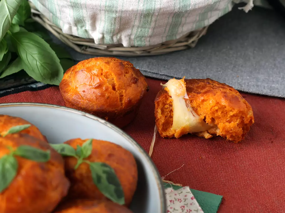 Доматени мъфини с топящо се сърце от моцарела - снимка 2