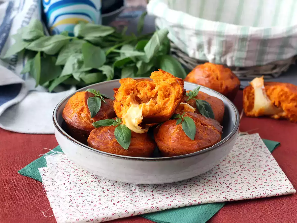 Доматени мъфини с топящо се сърце от моцарела - снимка 4