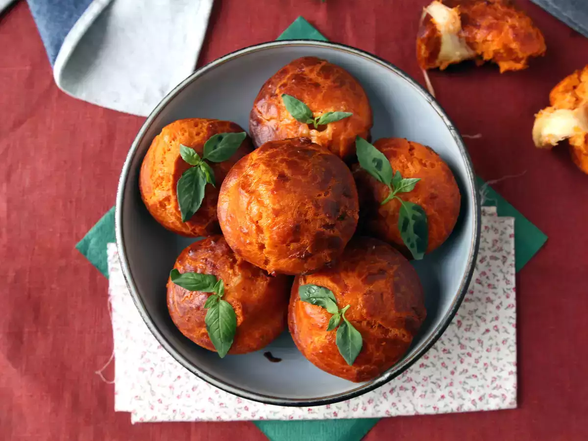 Доматени мъфини с топящо се сърце от моцарела - снимка 5