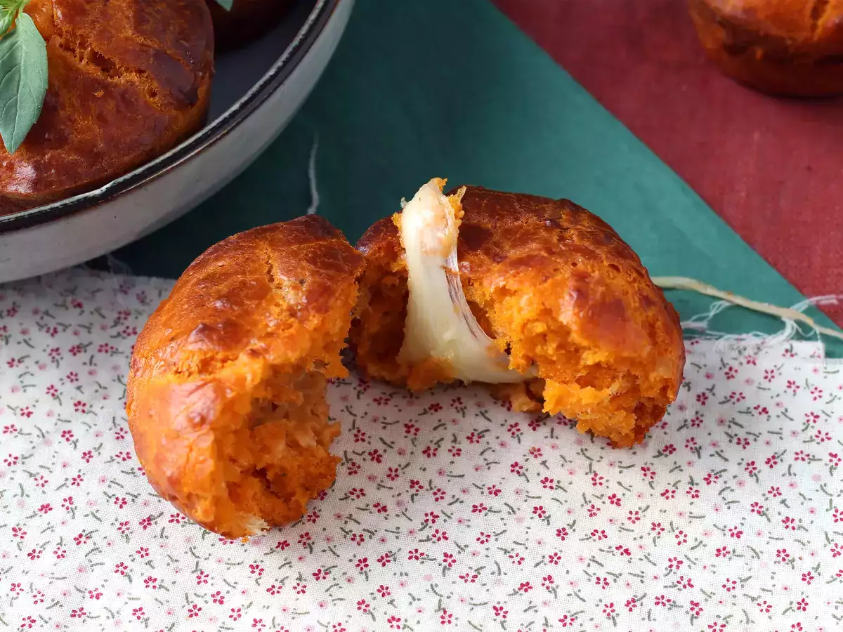 Доматени мъфини с топящо се сърце от моцарела - снимка 7