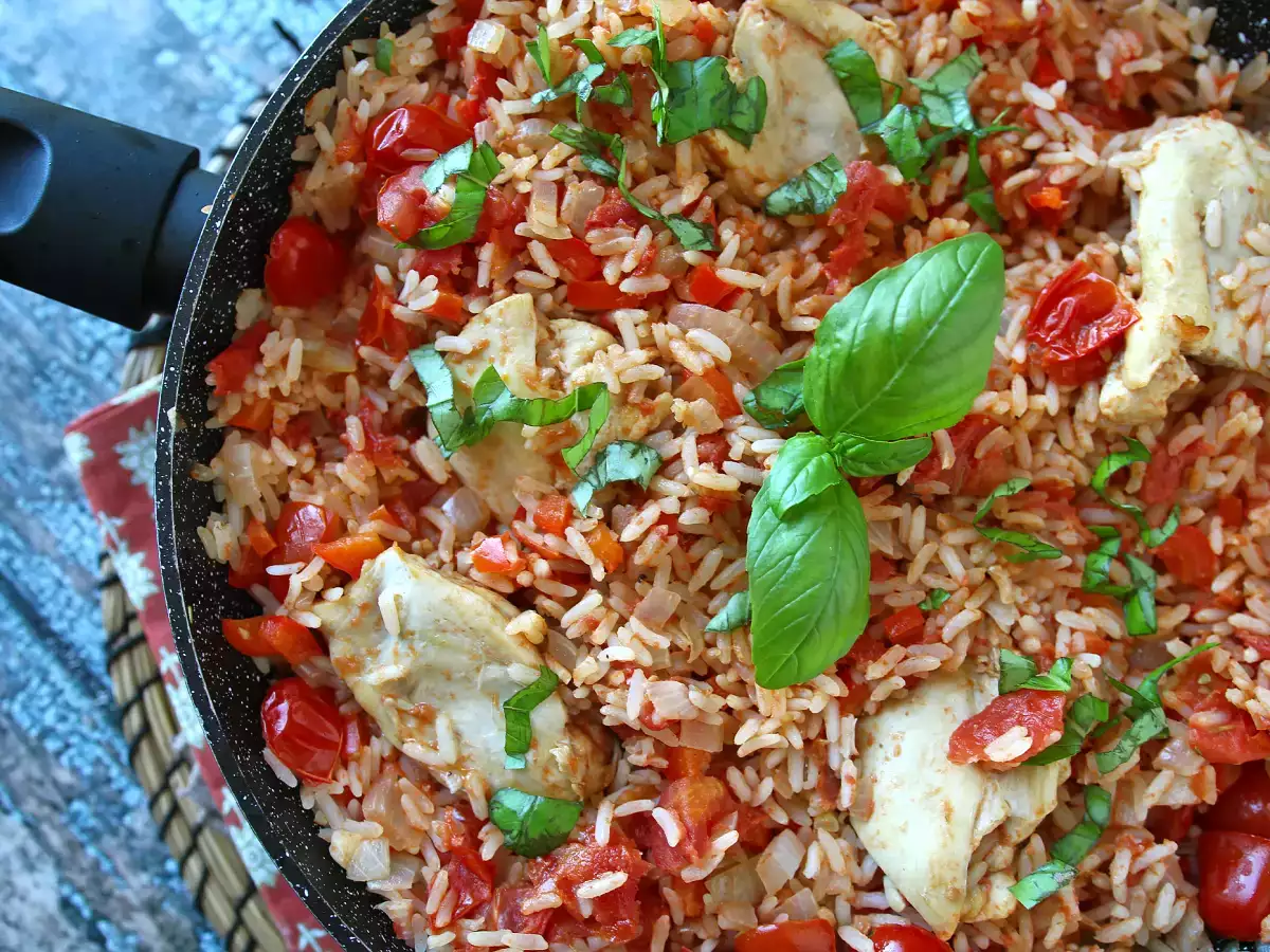 Едноястие с пиле, ориз с домати и чушки - снимка 2