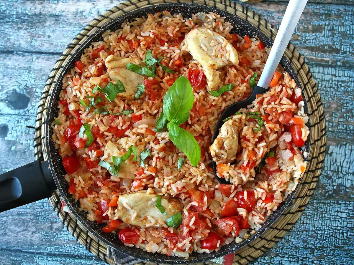 Едноястие с пиле, ориз с домати и чушки - снимка 5