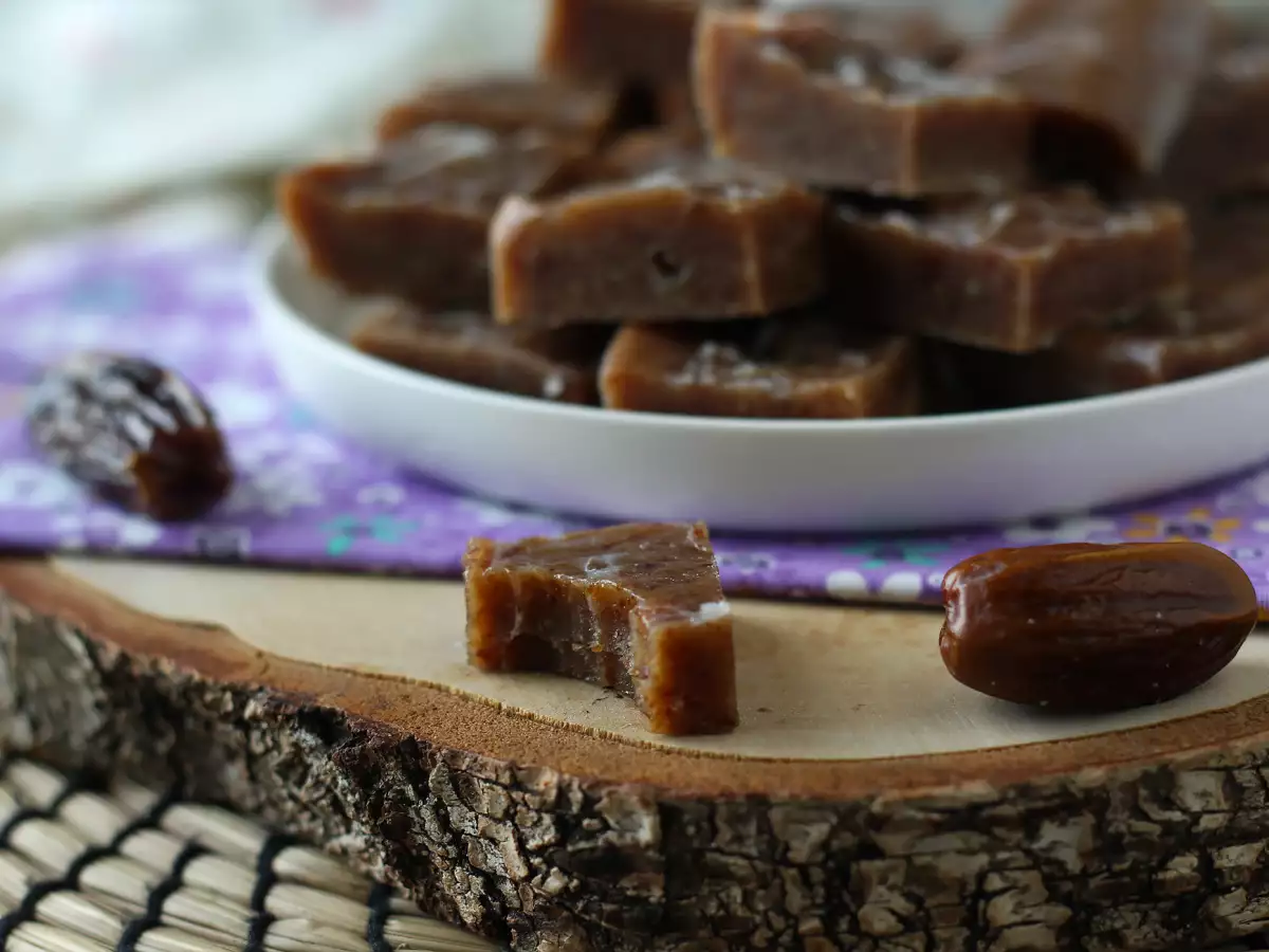 Фъдж с фурми – малки енергийни квадратчета, пълни с вкус! - снимка 2