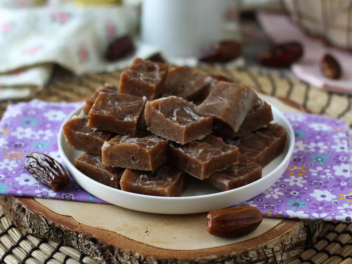 Фъдж с фурми – малки енергийни квадратчета, пълни с вкус! - снимка 3