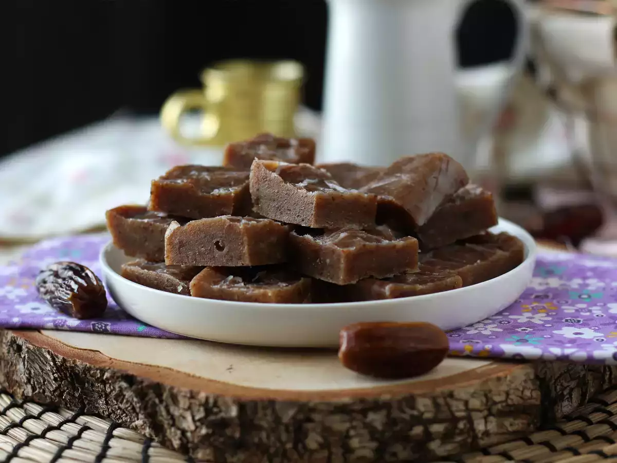 Фъдж с фурми – малки енергийни квадратчета, пълни с вкус! - снимка 4