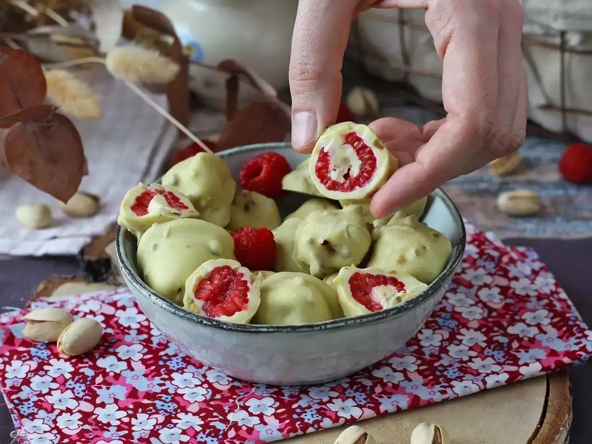 Franui с шамфъстък – вкусни малини с топяща се сърцевина и хрупкава шоколадова обвивка - снимка 2