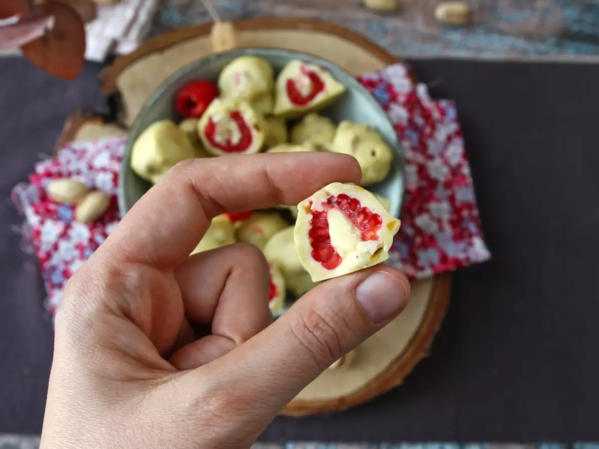 Franui с шамфъстък – вкусни малини с топяща се сърцевина и хрупкава шоколадова обвивка - снимка 5