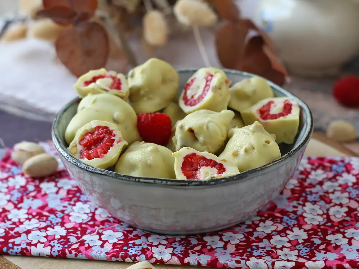 Franui с шамфъстък – вкусни малини с топяща се сърцевина и хрупкава шоколадова обвивка - снимка 8