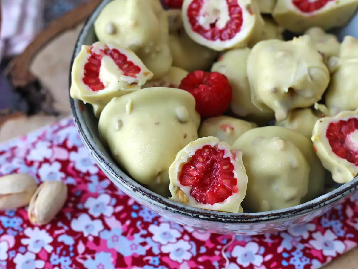 Franui с шамфъстък, вкусно покрити малини, топящи се и хрупкави