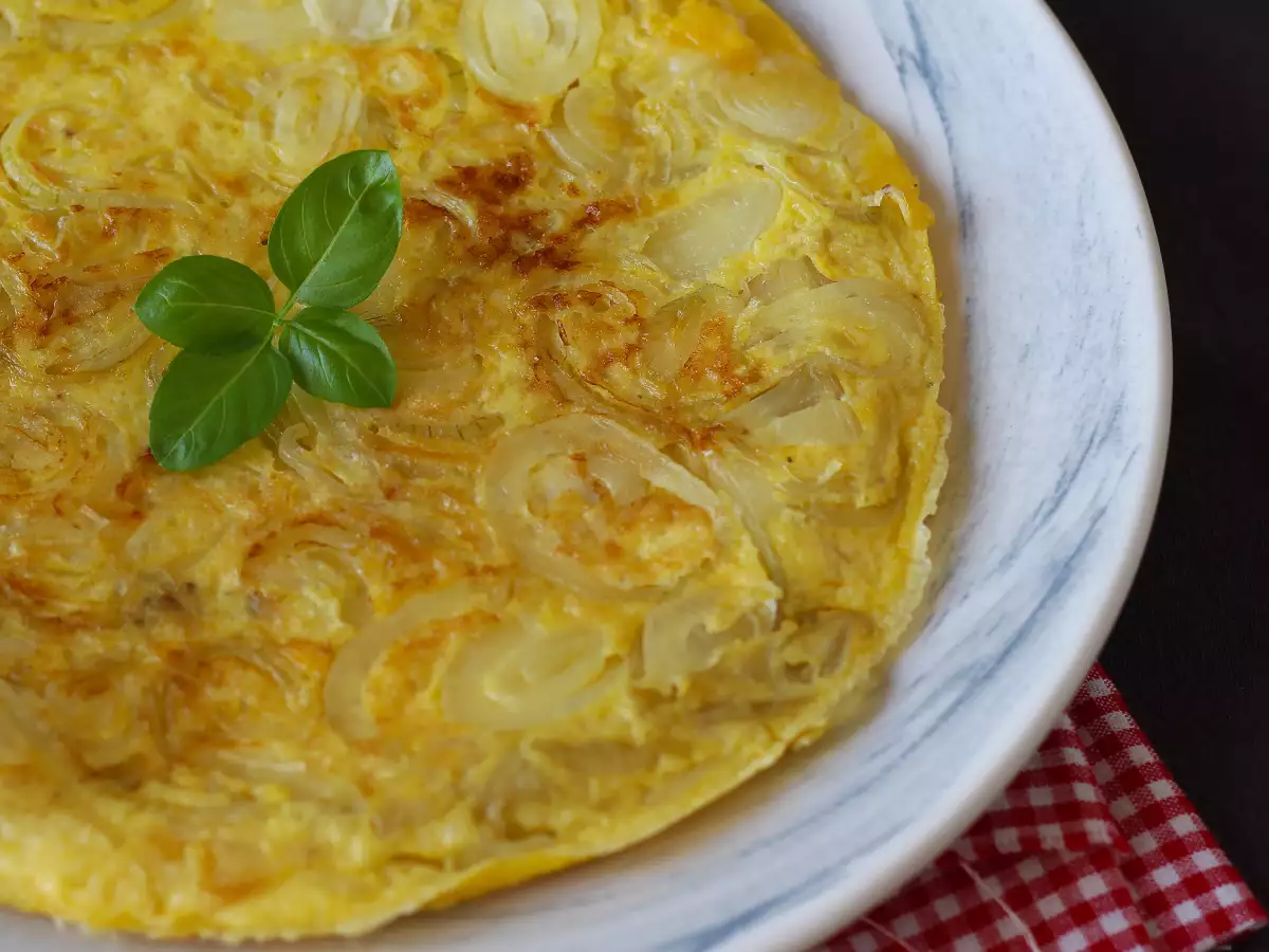 Фритата с лук – вкусна и изключително лесна рецепта - снимка 2