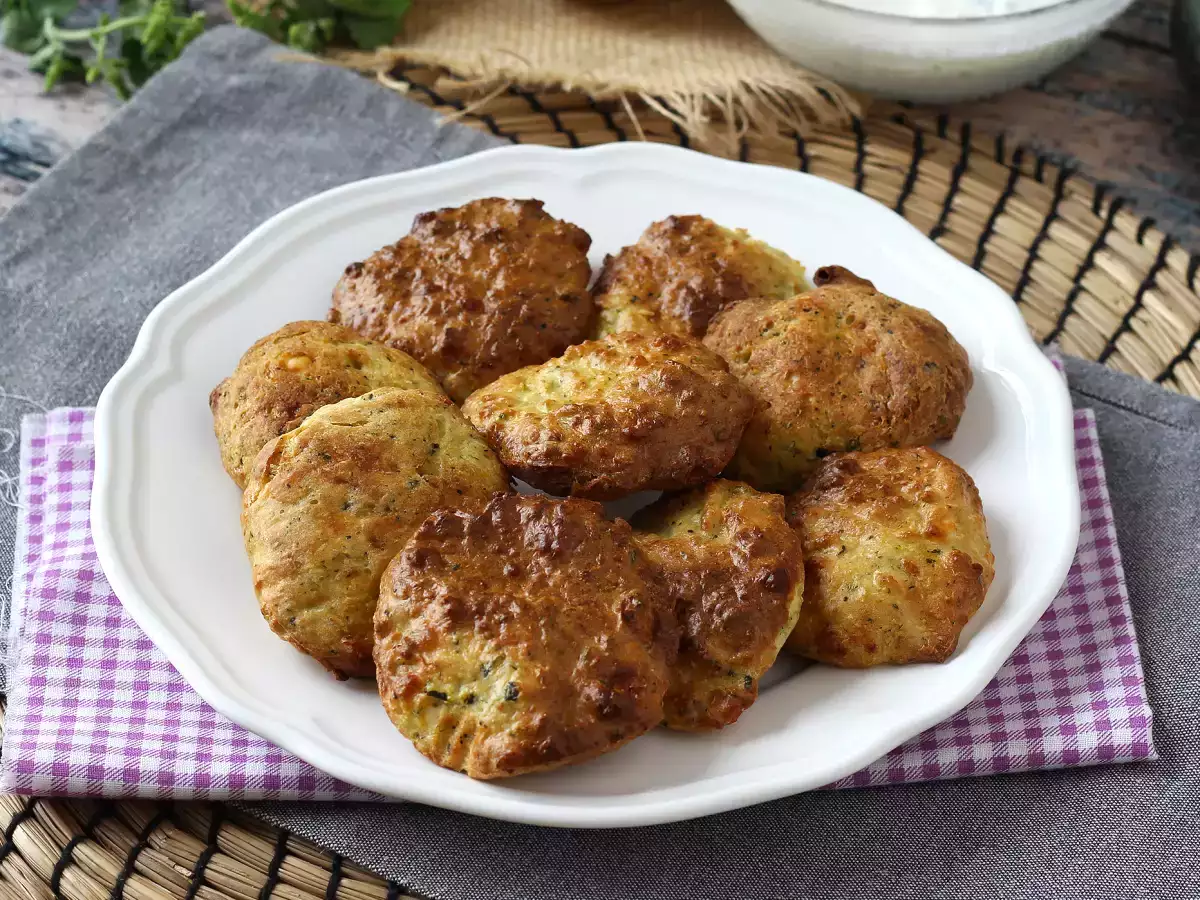 Фритюрник от тиквички със сос от кисело мляко и фета - снимка 2