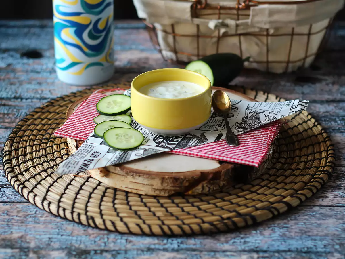 Гръцко кисело мляко, краставици и лук - снимка 3