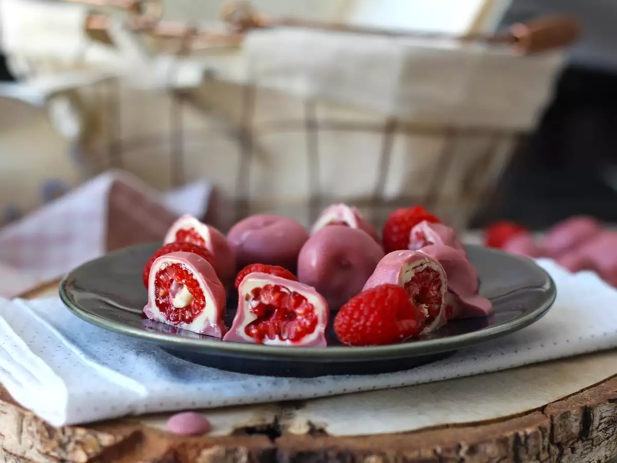 Хапки от малини, бял шоколад и рубинен шоколад в стил Franui - снимка 3