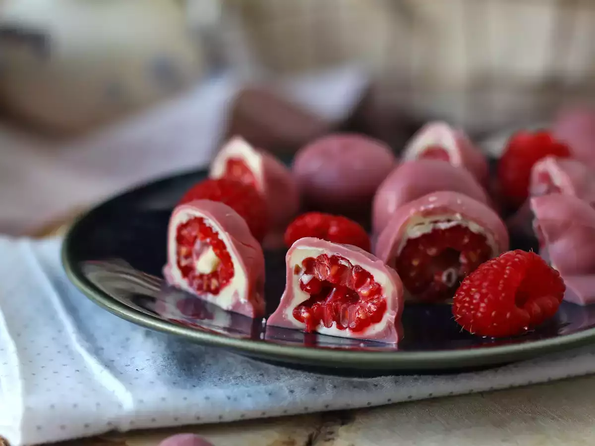 Хапки от малини, бял шоколад и рубинен шоколад в стил Franui - снимка 5