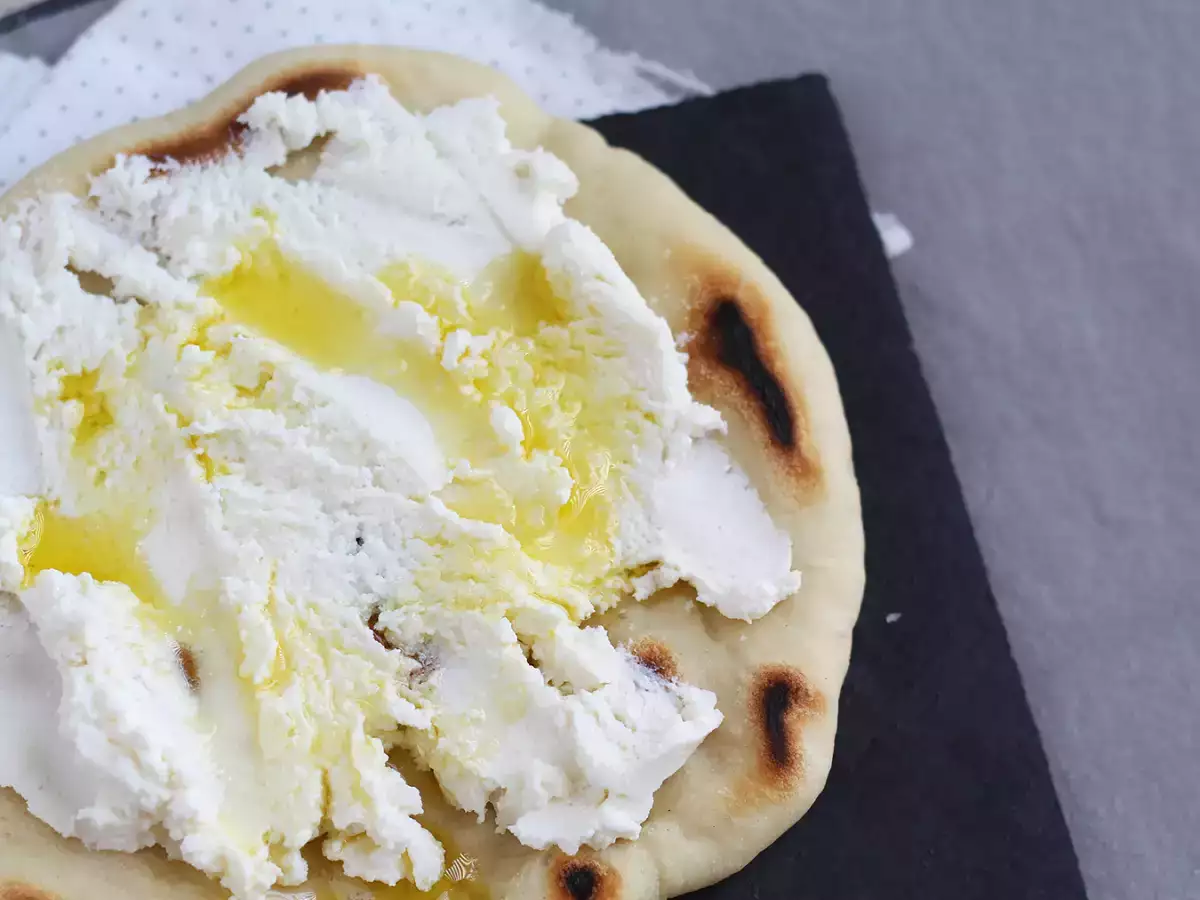 Хляб от пита, пържен на тиган - снимка 4