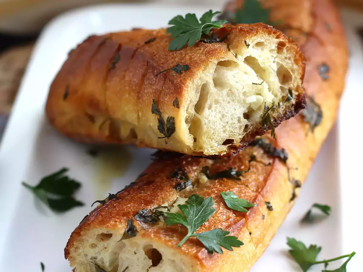 Хляб с чесън и магданоз