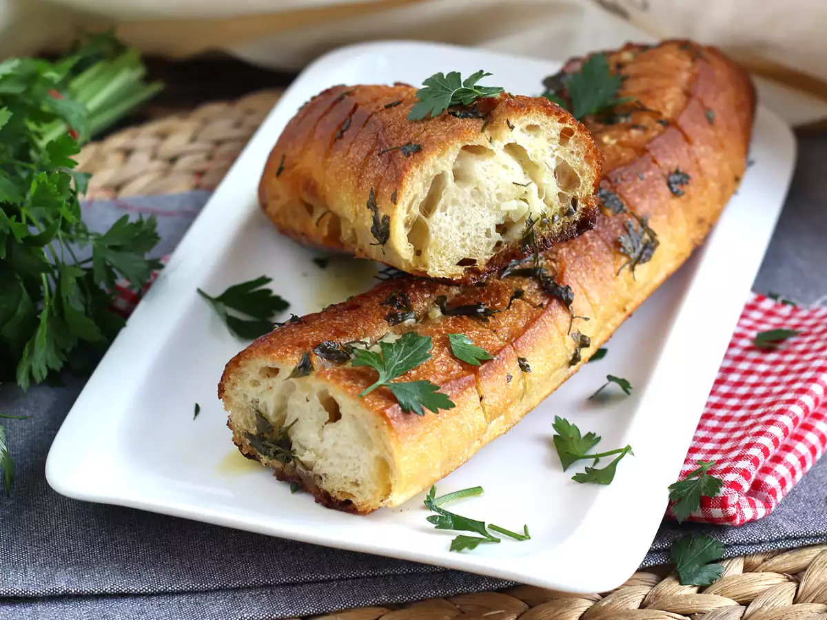 Хляб с чесън и магданоз - снимка 2