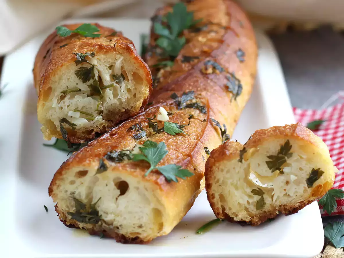 Хляб с чесън и магданоз - снимка 3