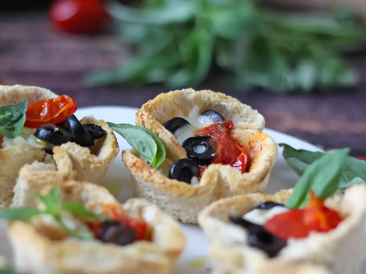 Хлебни кошници с моцарела, чери домати и черни маслини - снимка 2