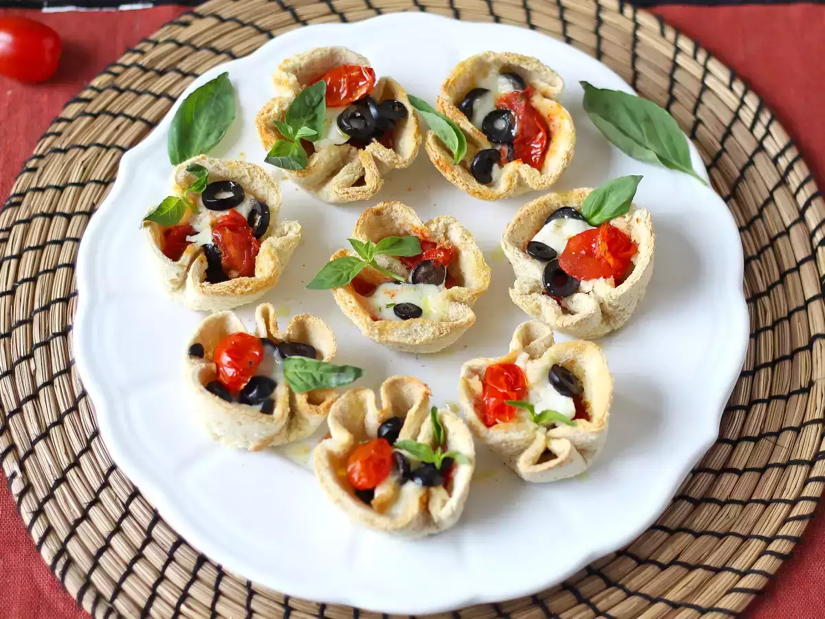 Хлебни кошници с моцарела, чери домати и черни маслини - снимка 3