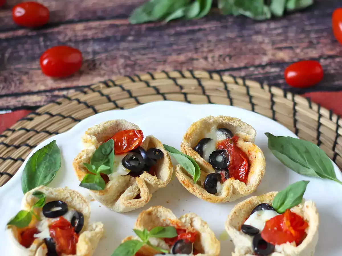 Хлебни кошници с моцарела, чери домати и черни маслини - снимка 4