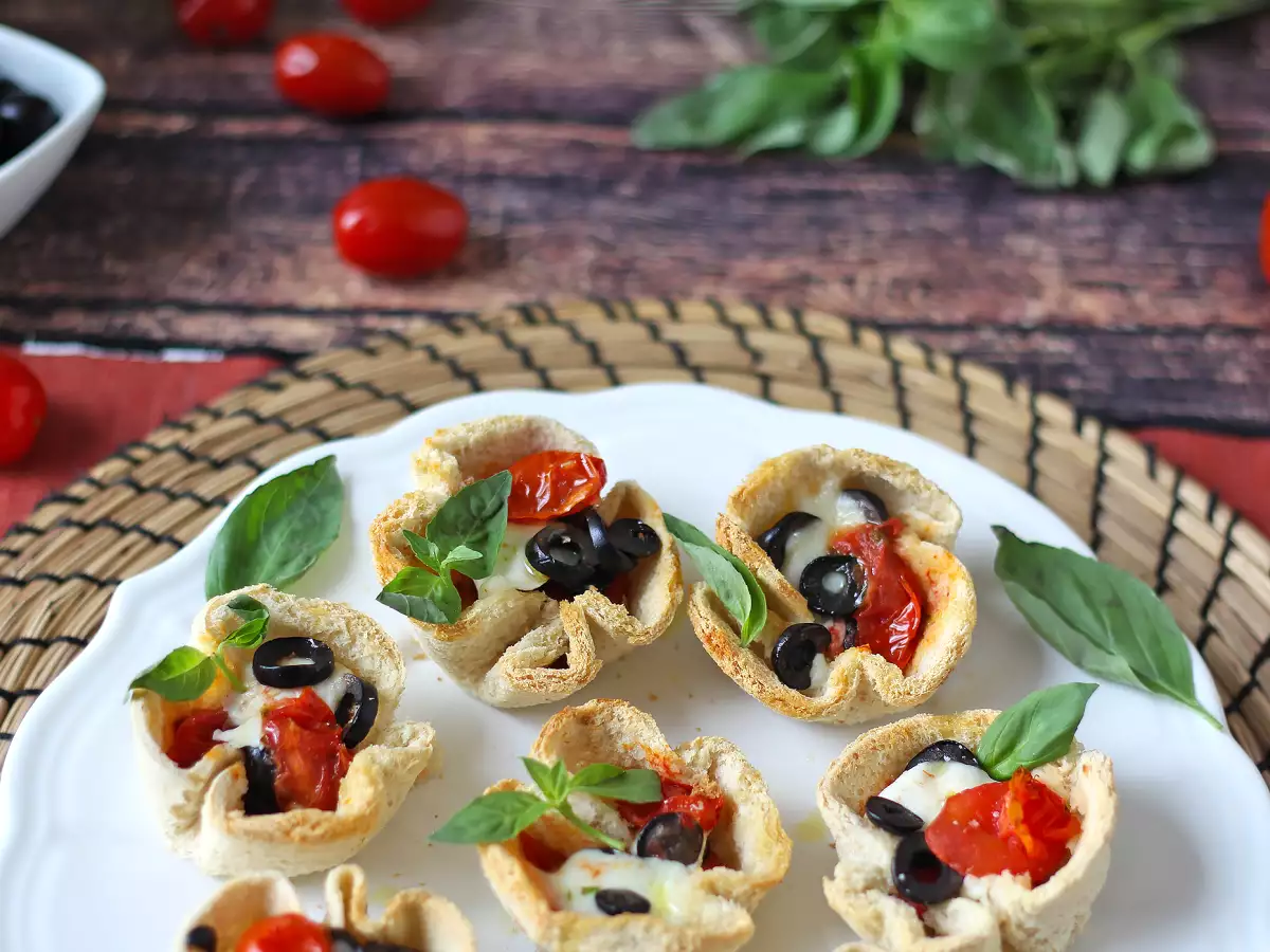 Хлебни кошници с моцарела, чери домати и черни маслини - снимка 6