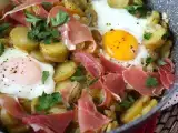 Huevos rotos - изключително лесна испанска рецепта с картофи и яйца, снимка 1